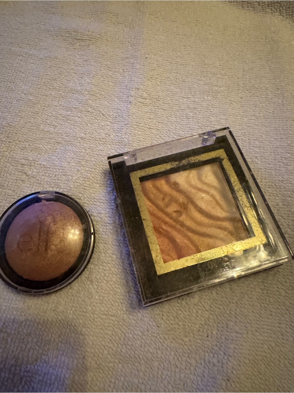 2- Shimmering Bronze Pressed Powder - Golden Bronze